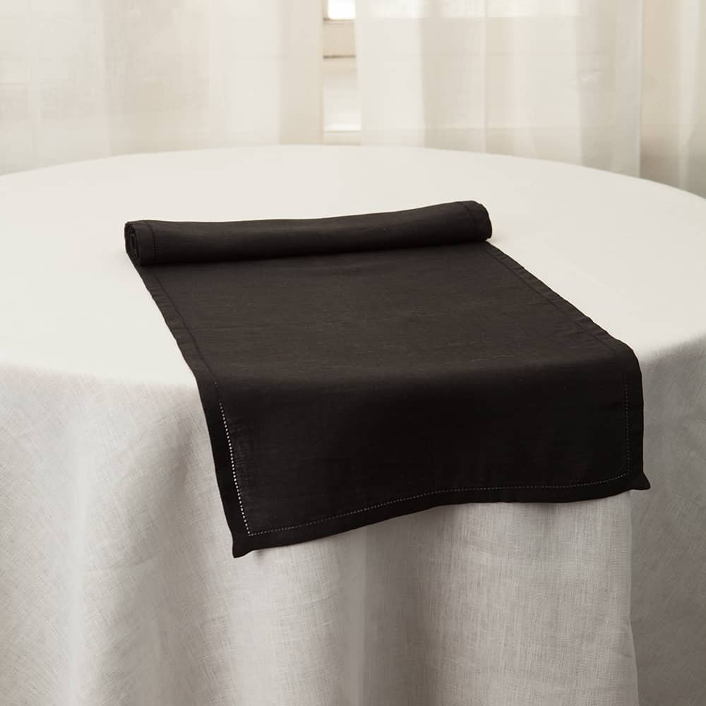 Дорожка на стол с бродери черного цвета