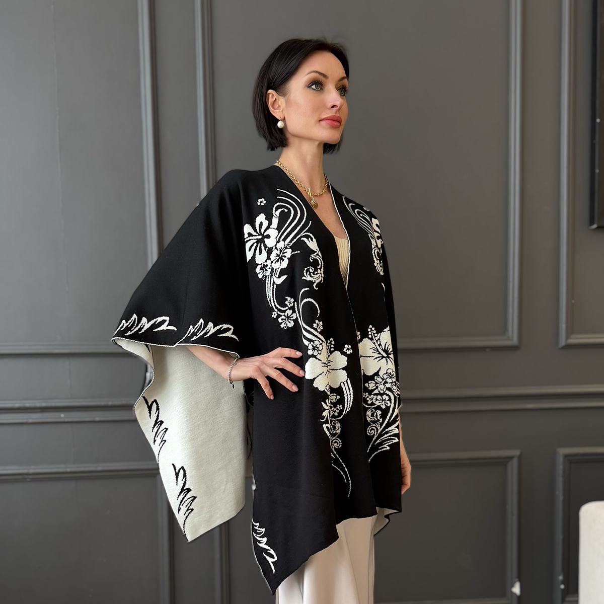 Пончо Hawaii из шерсти мериноса черного-белого цвета