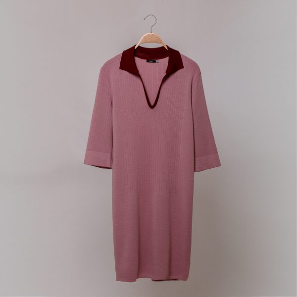 Amaia kontrastse kraega roosa värviline kootud kleit