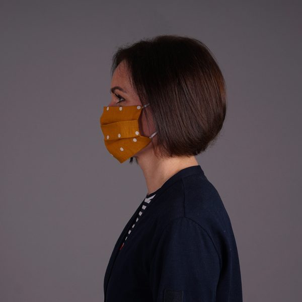 Льняная многоразовая маска желтого цвета в горошек
