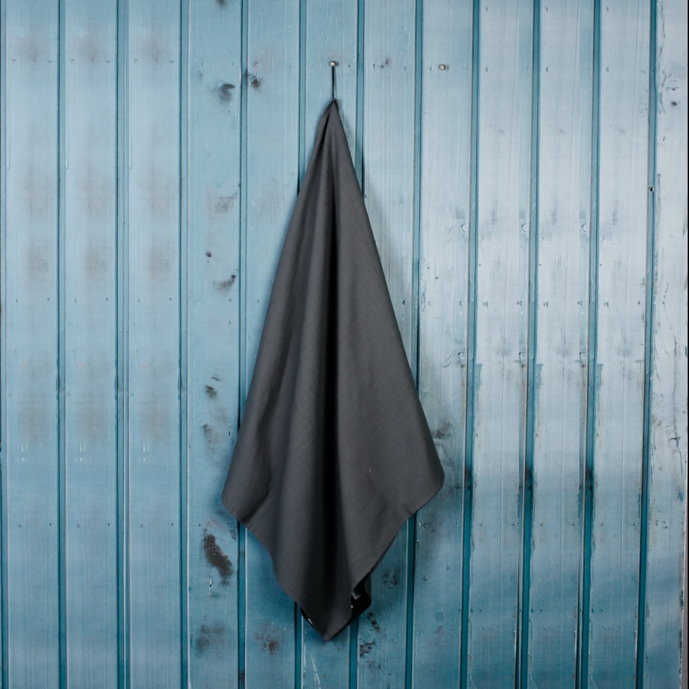 Льняное мягкое полотенце для бани темно-серого цвета