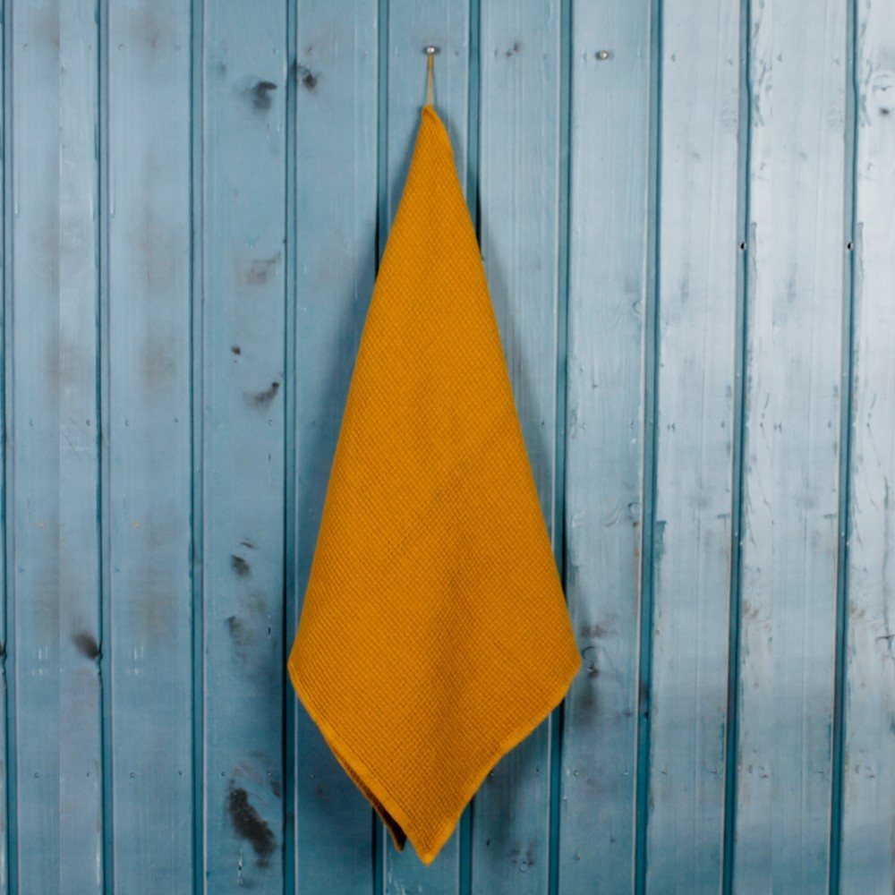Льняное полотенце для бани желтого цвета