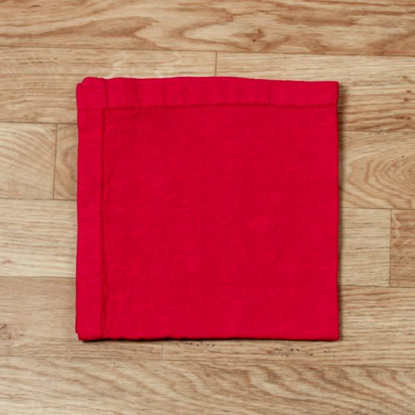 Льняная салфетка с бродери красного цвета