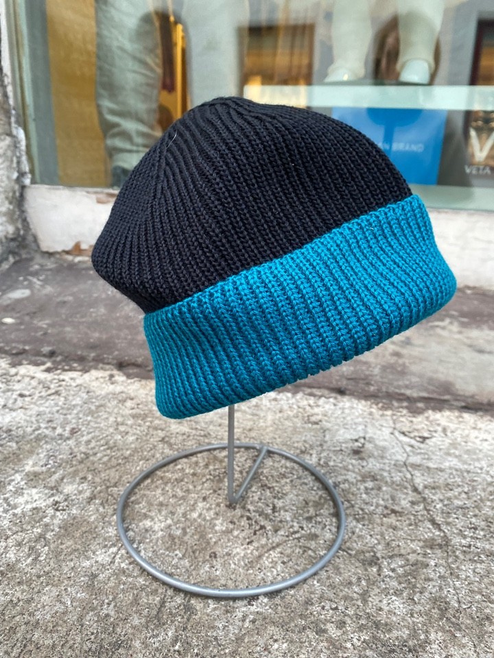 Arno image-23-11-21-03-21-6 Arno two-colored pure wool beanie black-turquoise