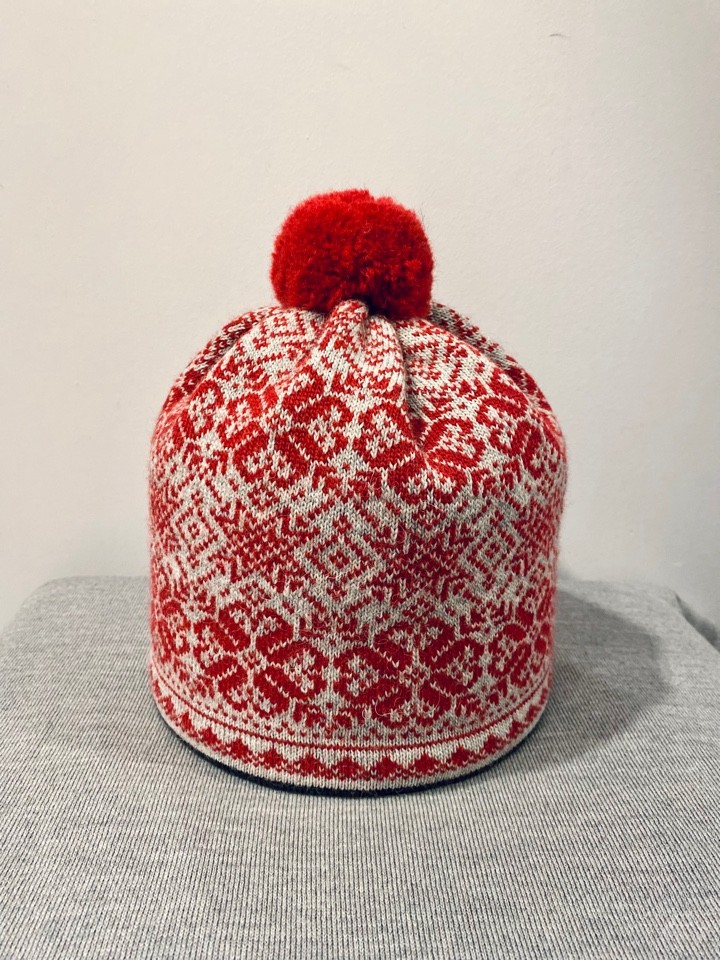 Berg шапка из шерсти серая с красным