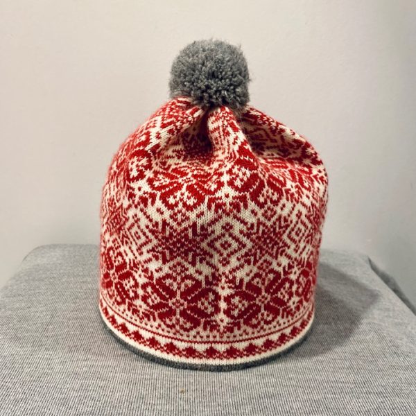 Berg шапка из шерсти белая с красным