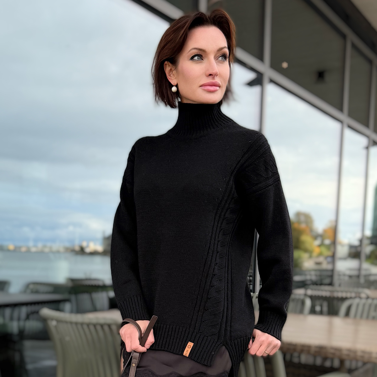 Neola wool black pullover